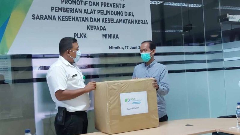 BPJS-TK Cabang Mimika Serahkan Bantuan APD kepada Faskes di Timika