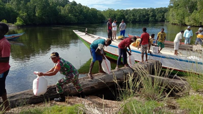 Koramil 1710-01/Kokonao Kawal Penyaluran Sembako Di Distrik Mimika Barat Jauh