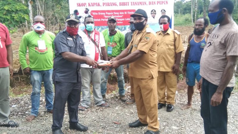 Wakili Pimpinan DPRD, Komisi C Hadiri Penyerahan Bantuan Alat Pertanian dari OKIA ke Warga