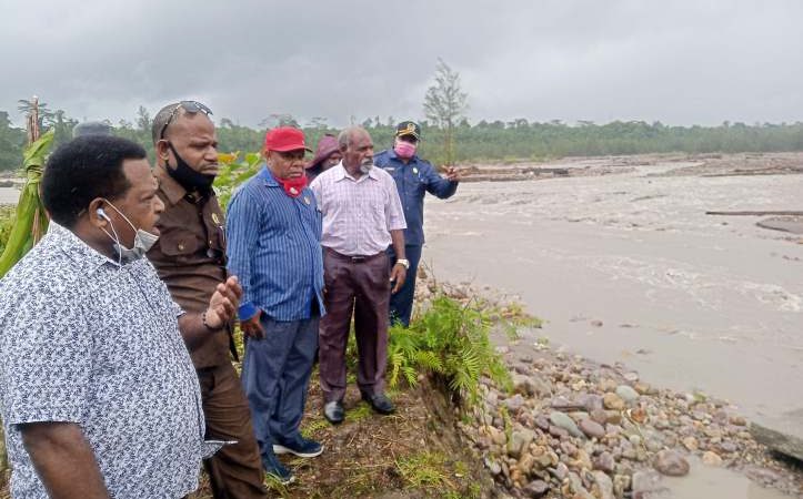 Komisi C DPRD Mimika Tinjau Lokasi Banjir Jalan Trans Timika- Nabire