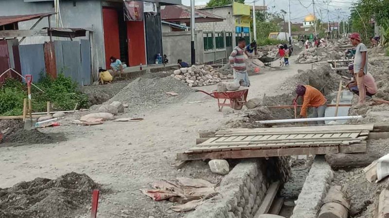 Jalan Masuk Balai Kampung Mawokau Jaya Proyek Yang tidak Masuk Dalam Perencanaan