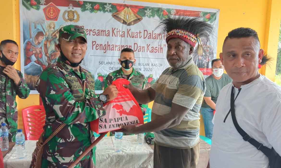 Dandim 1710 Mimika Salurkan Bantuan Sembako ke Warga Iwaka