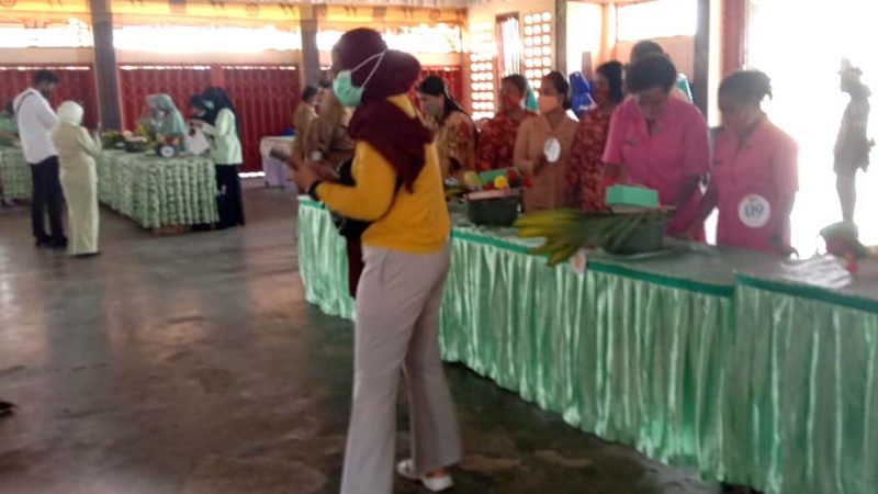 Lomba Merangkai Bunga dan Fasion Show Warnai Kegiatan Hari Ibu
