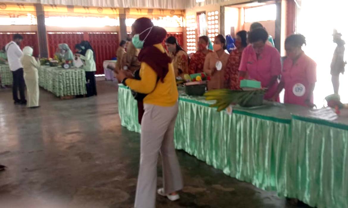 Lomba Merangkai Bunga dan Fasion Show Warnai Kegiatan Hari Ibu