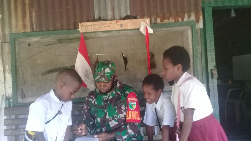 Peduli Generasi Penerus Bangsa, Babinsa Koramil 1710-03/Kuala Kencana Mengajar Siswa