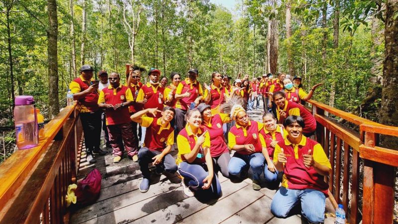 Disparkebpora Mimika Gelar Bersih bersih di Lokasi Eco Wisata Mangrove