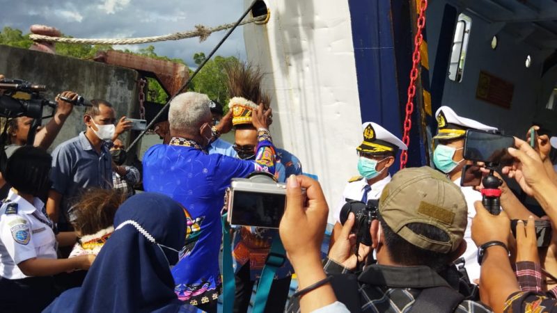 BERITA FOTO : WAKIL BUPATI SAMBUT KEDATANGAN KMP SATYA KENCANA II TIBA DI POUMAKO