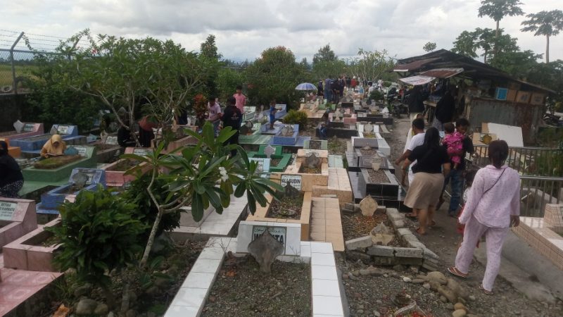 BERITA FOTO : JELANG RAMADHAN WARGA MUSLIM MIMIKA RAMAI ZIARAH KUBUR