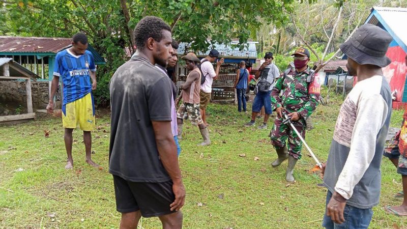 Babinsa Kokonao Sertu Hendrik Bantu Warga Bersihkan Lokasi Pemakaman di Distrik Mimika Barat