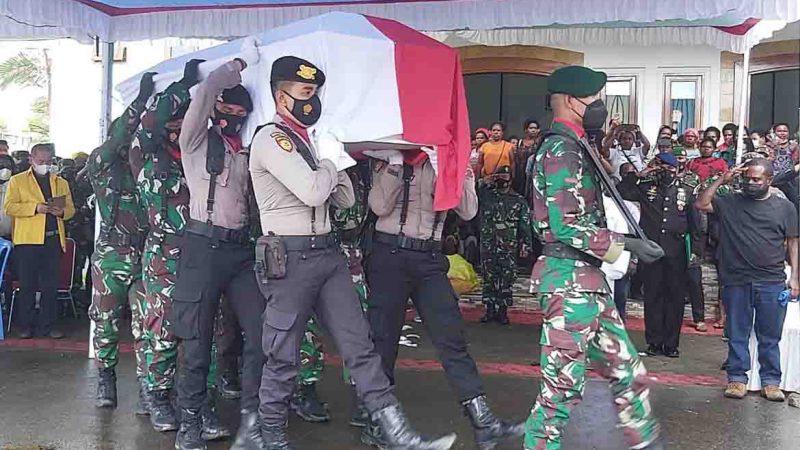 Wagub Papua Klemen Tinal dimakamkan di Samping Makam Kedua Orang tuanya