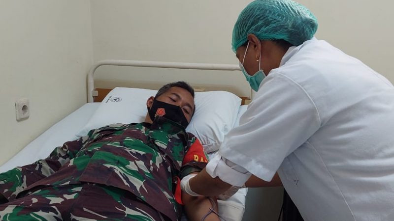 Hari Jadi POMAD ke 75, Anggota Kodim 1710/Mimika Ikut Giat Donor Darah