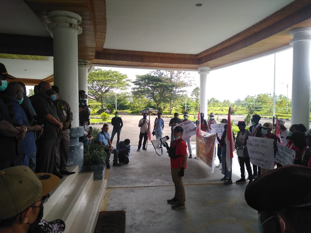 Puluhan Mahasiswa Gelar Aksi Demo di Kantor DPRD Mimika