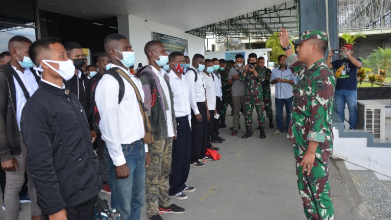 Dandim Mimika Lepas 162 Calon Komcad Matra Darat TA 2021