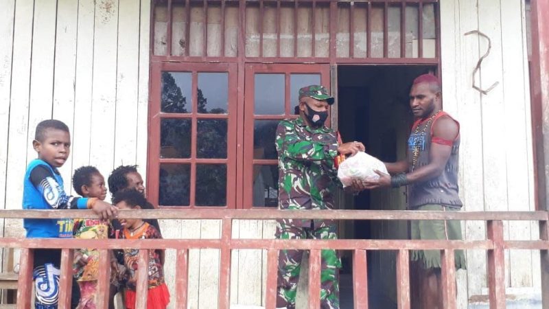 Babinsa Koramil Jila Bagikan Sembako Kepada Warga Binaan