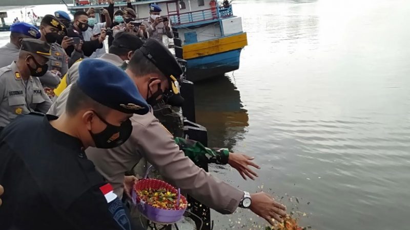 Sambut HUT Bhayangkara ke 75, Polres Mimika Gelar Acara Tabur Bunga di Pomako