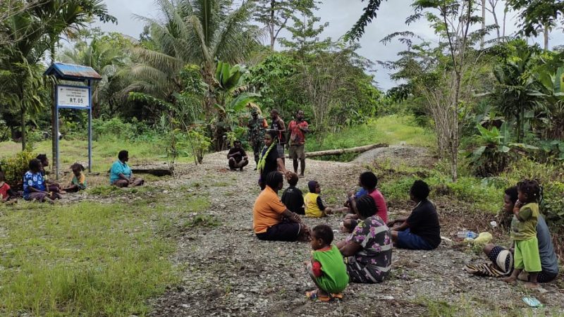 Babinsa Koramil Timika Mendampingi Penyerahan Dana BLT di Kampung Mandiri Jaya