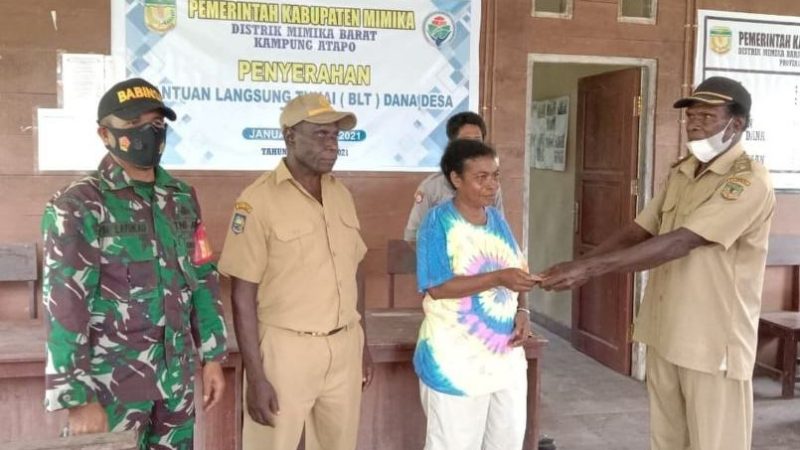 Agar Tepat Sasaran, Babinsa  Koramil Kokonao Lakukan Pendampingan Penyaluran BLT DD