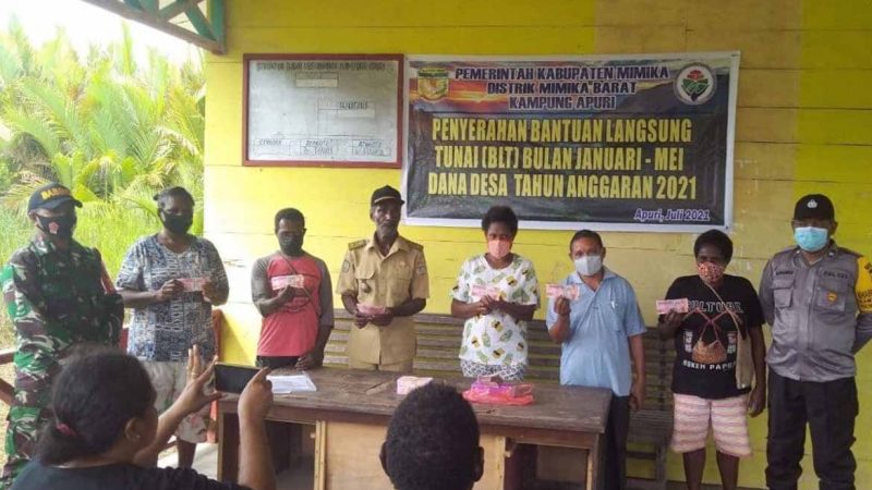 Penyerahan Dana BLT Masyarakat Kokonao Didampingi Babinsa Koramil 1710-01