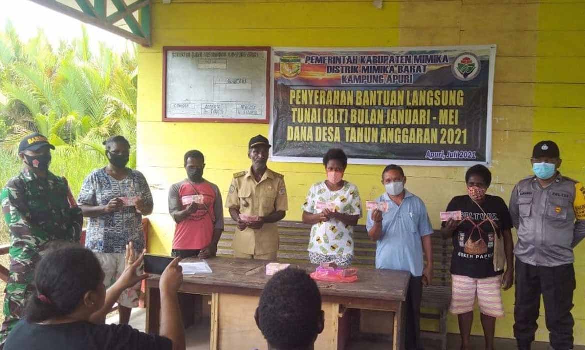 Penyerahan Dana BLT Masyarakat Kokonao Didampingi Babinsa Koramil 1710-01