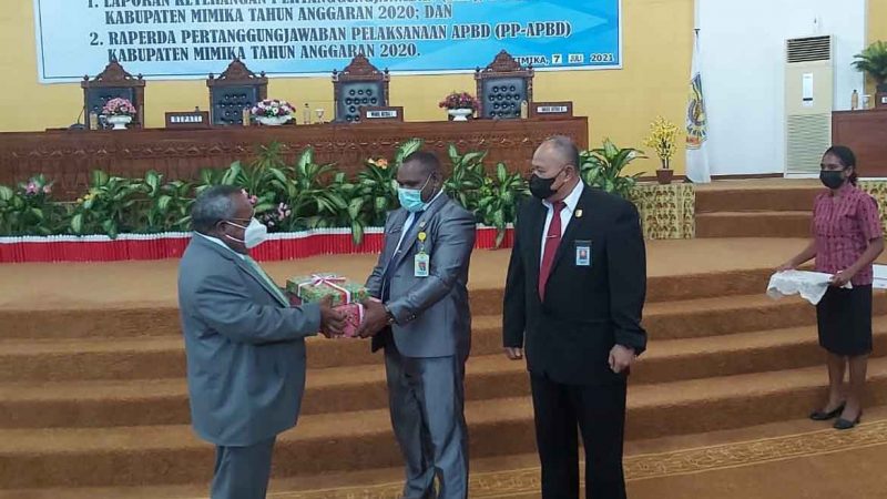 Bupati Serahkan Materi LKPJ dan PP APBD Tahun 2020 Kepada DPRD Mimika
