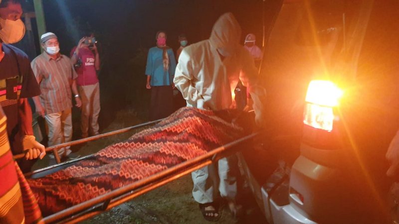 Aksi Heroik Bhabinkamtibmas Kampung Wangirja SP 9, Mengevakuasi Jenasah Covid-19 ke RSUD di Masa Pandemi   