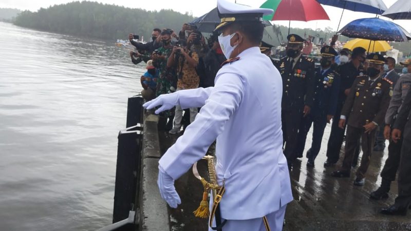 Pemda Mimika Gelar Tabur Bunga di Pelabuhan Pomako