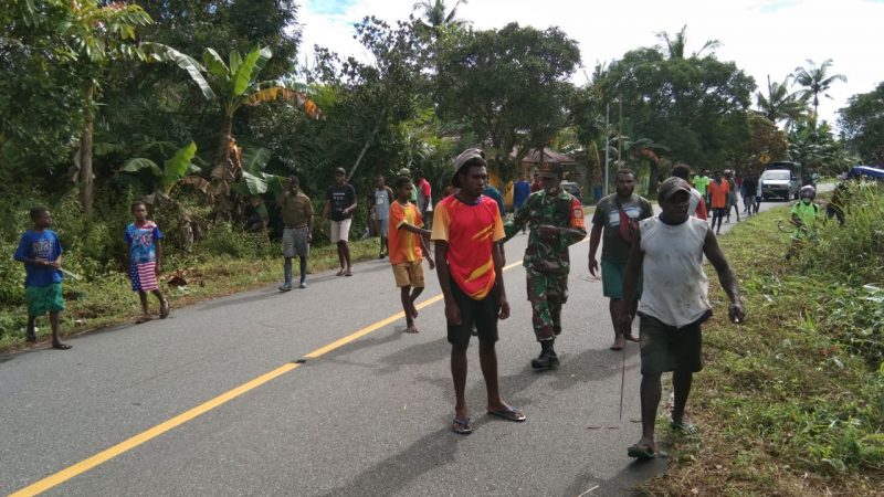 Danramil 1710-07/Mapurujaya dan Babinsa Bersama warga Gelar Baksos