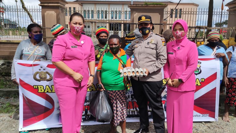 Songsong HUT ke 73, Polwan Polres Mimika Berbagi Kasih di Tengah Pandemi Covid-19