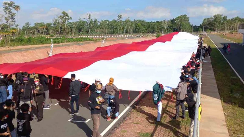 Bendera Merah-Putih Raksasa Dibentangkan Untuk Promosi PON XX 2021