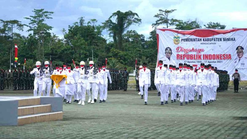 Orang Tua Paskibraka Antusias Hadiri Upacara Penurunan Bendera Perayaan HUT RI Ke-76 di Mimika