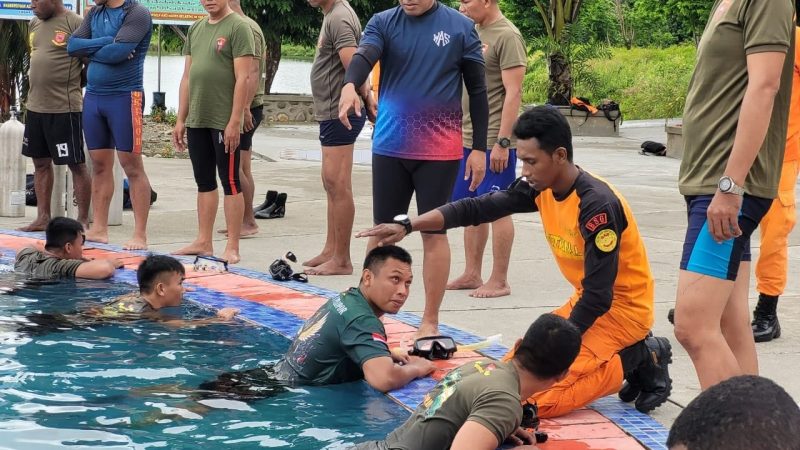 Personil Brimob Batalyon B Pelopor Polda Papua Gelar Latihan Menyelam bersama  SAR Timika
