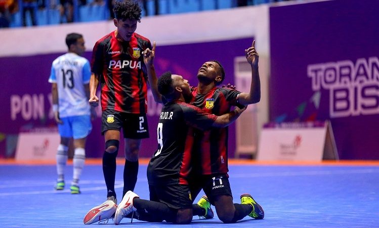 BERITA FOTO : PEMAIN FUTSAL PAPUA SELEBRASI USAI MENCETAK GOL – FOTOGRAFER : FERNANDO RAHAWARIN
