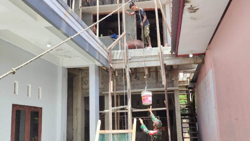 Dalam Rangka Membina Kerukunan Antar Umat Beragama, Babinsa 1710-02 Timika Bantu Panti Asuhan Baitul Rasul