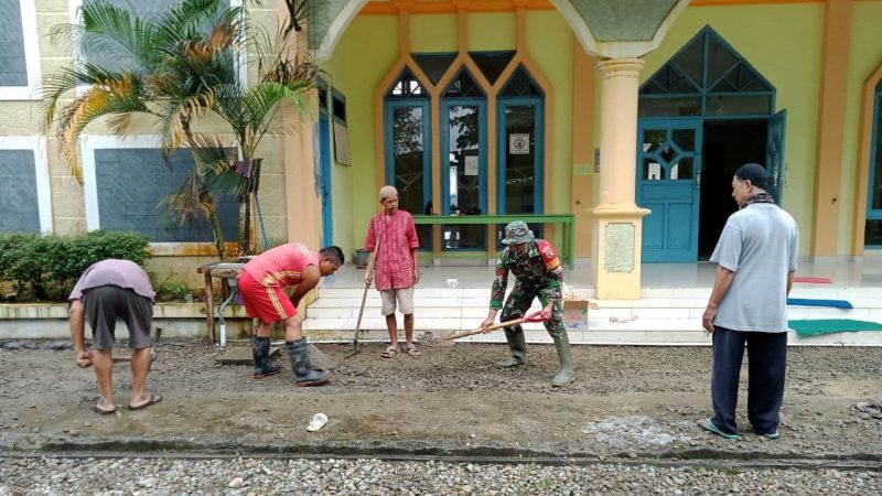 Wujud Kebersamaan dan Kemanunggalan TNI-Rakyat, Babinsa Koramil Kuala Kencana Ikut Bantu Bersihkan Masjid