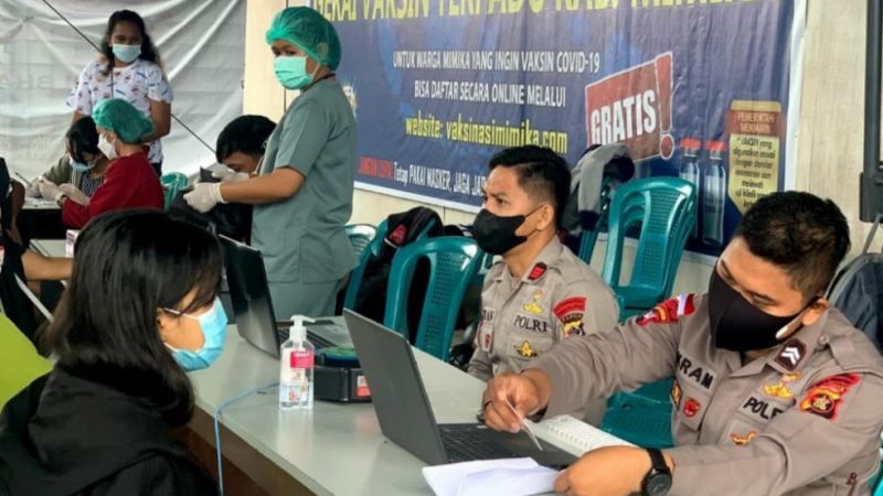 Brimob Dukung Vaksinasi Covid-19 di Timika