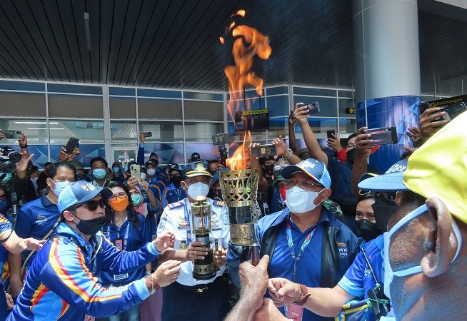 Obor Api PON XX Tiba di Timika, Diterima Mantan Atlit Dasalomba Papua