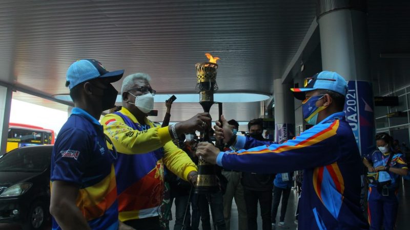 BERITA FOTO : WABUP JHON RETTOB LEPAS API PON KEPADA TIM TERBANG – FOTOGRAFER : DAVID LALANG