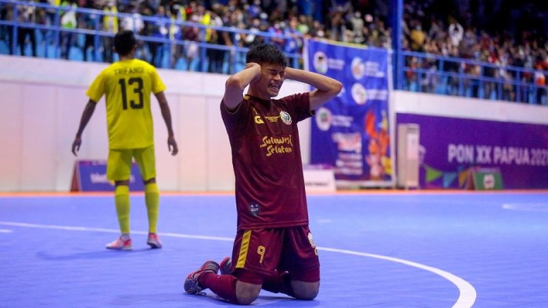 BERITA FOTO : SELEBRASI ADZAN SHOLAT ZEHDI ISANI KAMIL USAI CETAK GOL BAGI TIM SULSEL – FOTOGRAFER : FERNANDO RAHAWARIN