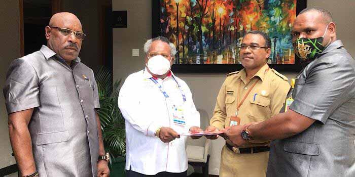 Bupati Omaleng Serahkan SK DPRD Periode 2019-2024