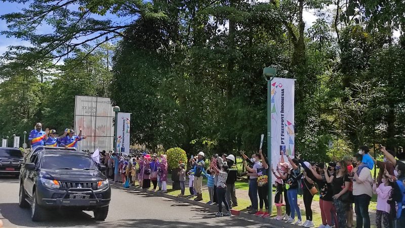 Warga Kuala Kencana Antusias Sambut Kirab Api PON XX Papua