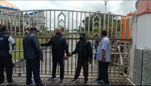 Tak Kunjung Diaktifkan, Anggota DPRD Mimika Periode 2019-2024 Segel Kantor DPRD dan Ancam Boikot PON