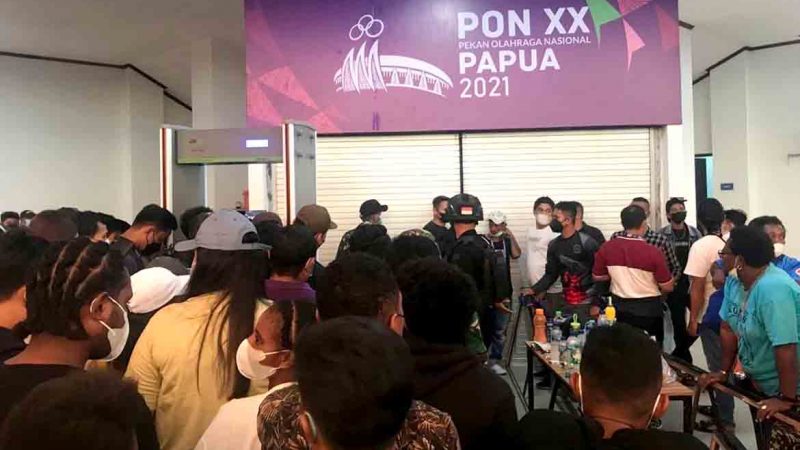 Punya Tiket, Ratusan Penonton Kecewa Tidak Bisa Saksikan Pertandingan Futsal