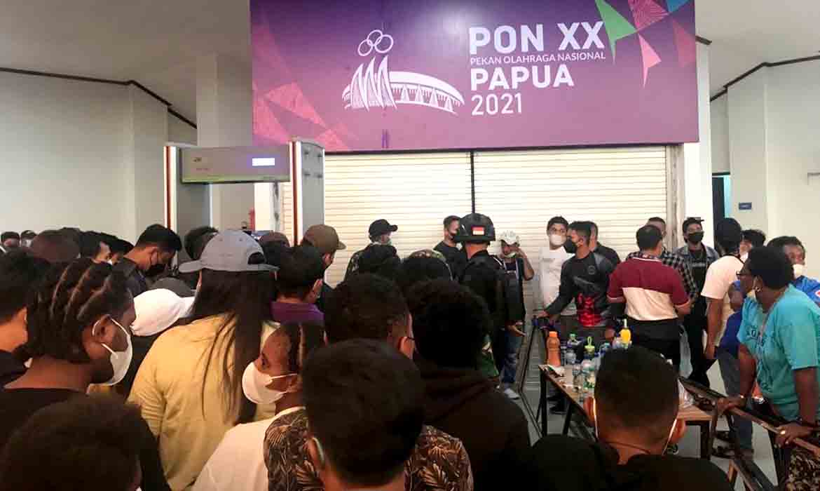 Punya Tiket, Ratusan Penonton Kecewa Tidak Bisa Saksikan Pertandingan Futsal