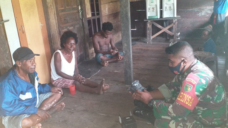 Demi Mempererat Silaturahmi TNI-Warga, Babinsa Kuala Kencana Kunjungi Warga Kampung Pigapu