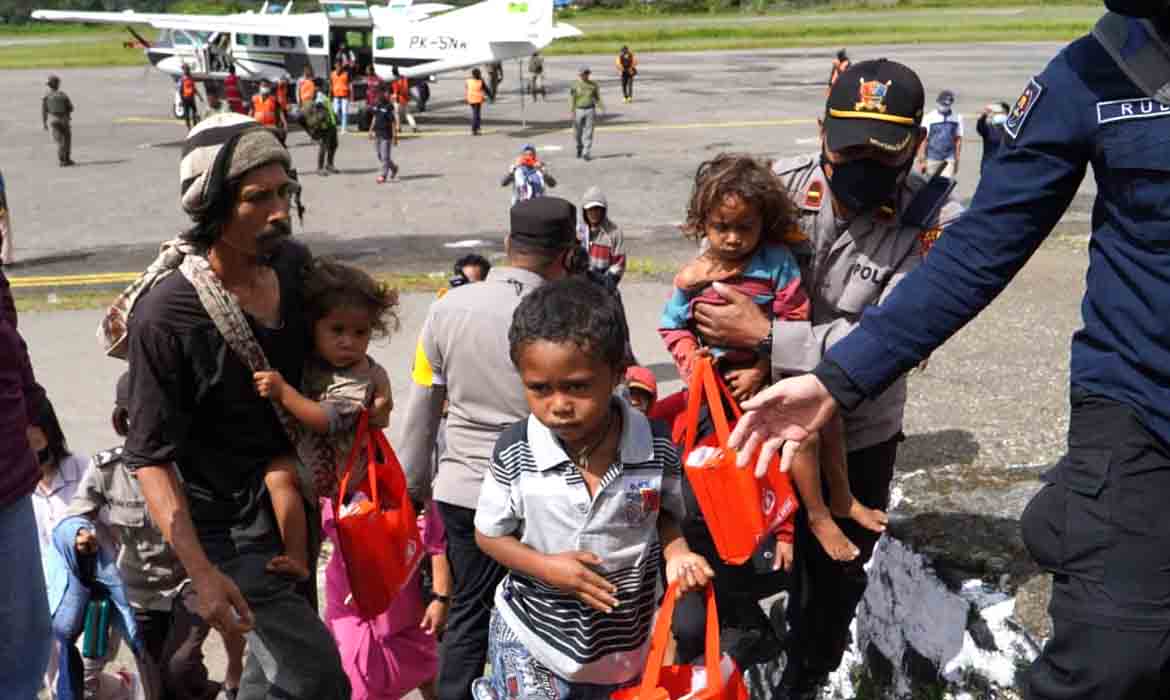 Satgas Nemangkawi Evakuasi 17 Warga Sipil dari Distrik Kiwirok Pegubin