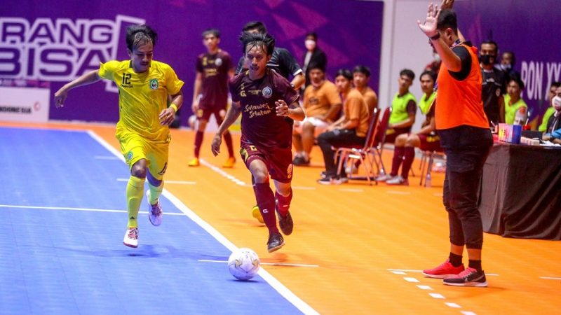 BERITA FOTO : PEMAIN FUTSAL SULSEL ALDI MELEWATI PEMAIN MALUKU UTARA- FOTOGRAFER : FERNANDO RAHAWARIN