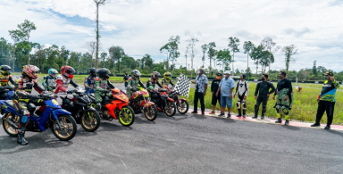 BERITA FOTO : WABUP JHON RETTOB LEPAS STAR LATIHAN BERSAMA PEMBALAP R FADHIL DI CIRCUIT JR 103 TIMIKA – FOTOGRAFER : FERNANDO RAHAWARIN
