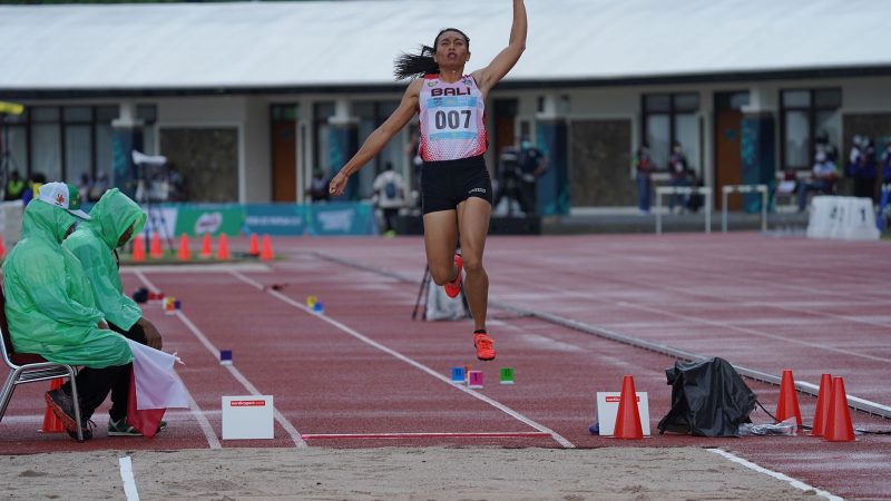 Maria Londa Asal Bali Raih Medali Emas Lompat Jauh PON XX