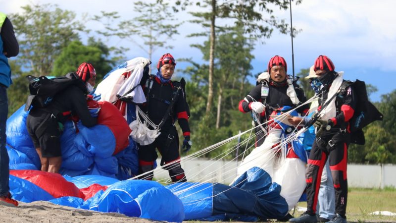 Dua Penerjun Papua Barat Catat Rekor Pendaratan Sempurna