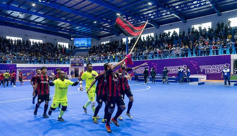 BERITA FOTO : TAMPIL SEBAGAI JUARA, PEMAIN FUTSAL PAPUA SELEBRASI SALAMI SUPORTER